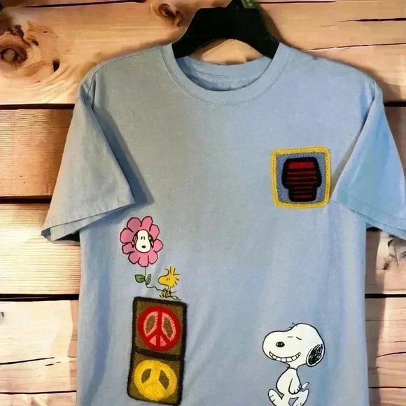 Peanuts Junior's "Keep on Smiling" Sz 3-5 Light Blue T-Shirt W Crocheted design - Picture 1 of 7